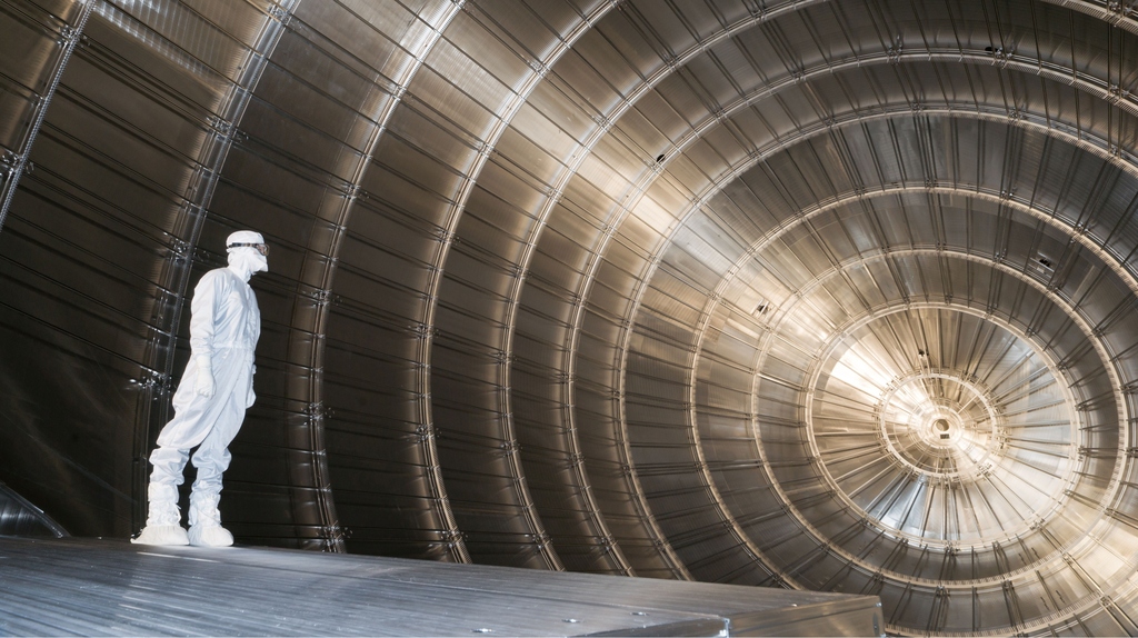 Mensch im Schutzanzug im Neutrinoexperiment KATRIN am KIT